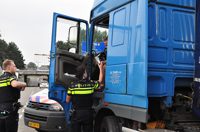 Vrachtwagen klem onder viaduct Waalwijk; brug en wagen beschadigd