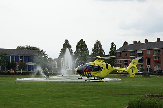 Traumahelikopter landt in Waalwijk nabij de waterfontein Hertog Janpark