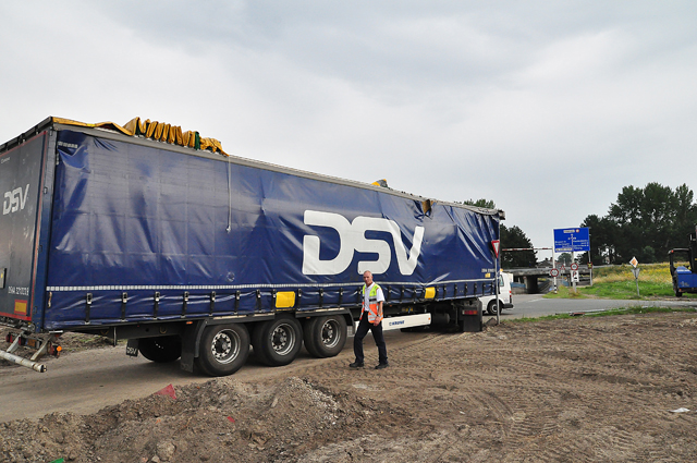 Vrachtwagen klem onder viaduct Waalwijk; brug en wagen beschadigd