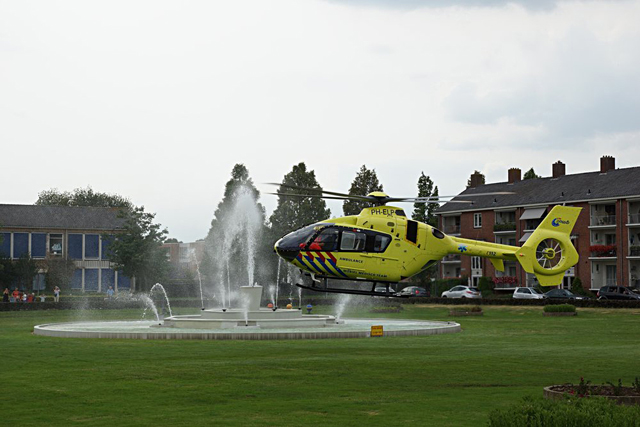 Traumahelikopter landt in Waalwijk nabij de waterfontein Hertog Janpark