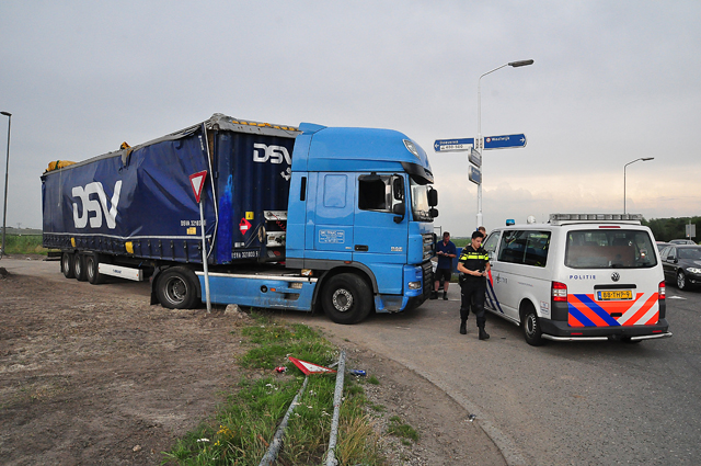 Vrachtwagen klem onder viaduct Waalwijk; brug en wagen beschadigd