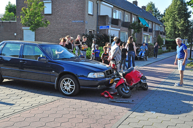 Auto schept scooter in Waalwijk
