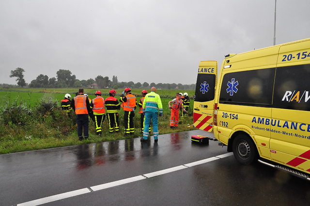 Auto over de kop op A59 bij Waalwijk