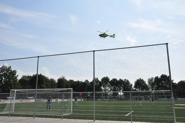 Voetballer knock-out; traumaheli landt op sportveld in Waalwijk