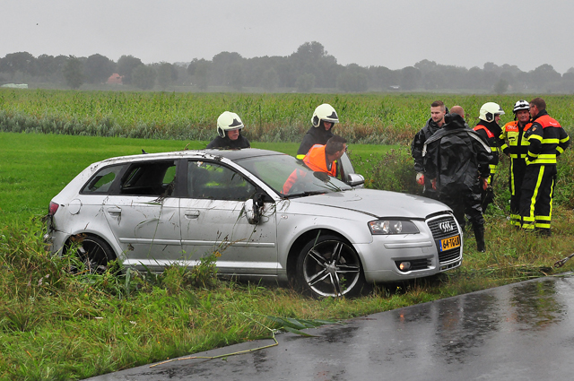 Auto over de kop op A59 bij Waalwijk