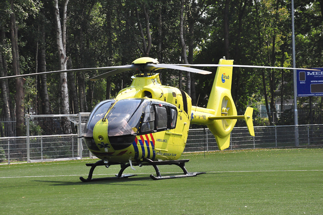 Voetballer knock-out; traumaheli landt op sportveld in Waalwijk
