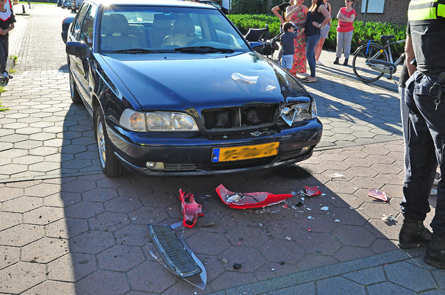 Auto schept scooter in Waalwijk