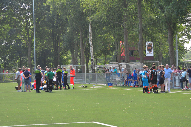 Voetballer knock-out; traumaheli landt op sportveld in Waalwijk