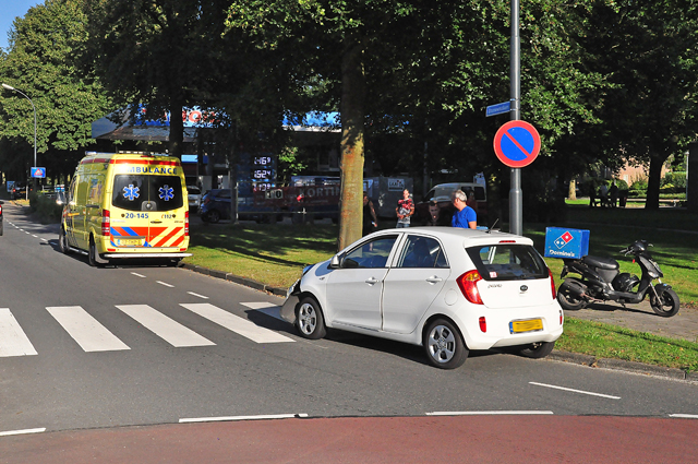 Domino’s Pizza-bezorger meters meegesleurd door auto: zwaargewond aan arm