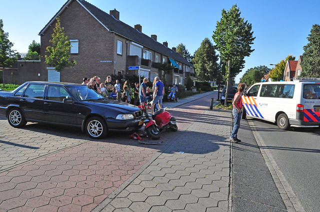 Auto schept scooter in Waalwijk