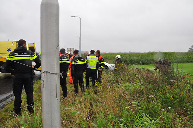 Auto over de kop op A59 bij Waalwijk
