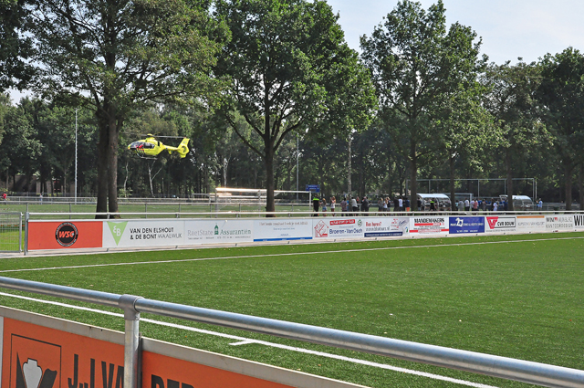 Voetballer knock-out; traumaheli landt op sportveld in Waalwijk