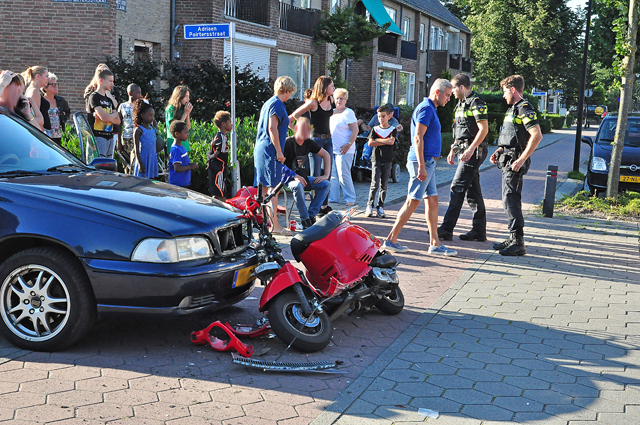 Auto schept scooter in Waalwijk