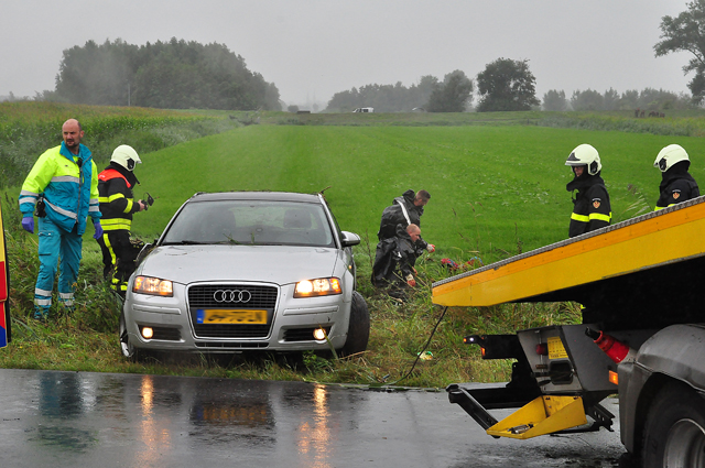 Auto over de kop op A59 bij Waalwijk