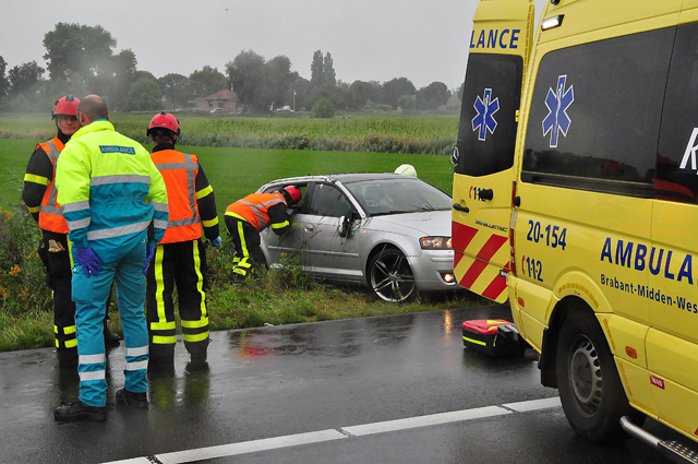 Auto over de kop op A59 bij Waalwijk