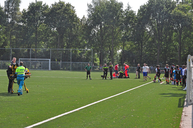 Voetballer knock-out; traumaheli landt op sportveld in Waalwijk