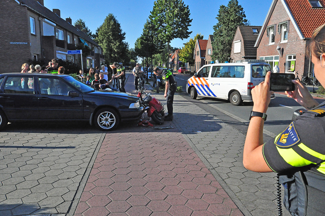 Auto schept scooter in Waalwijk