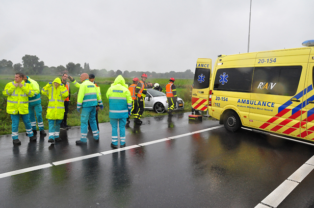 Auto over de kop op A59 bij Waalwijk