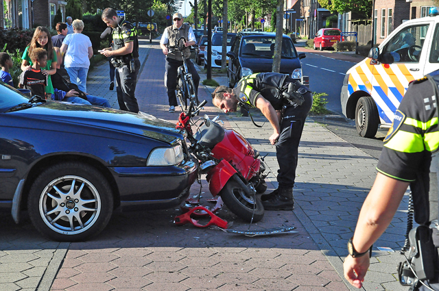 Auto schept scooter in Waalwijk