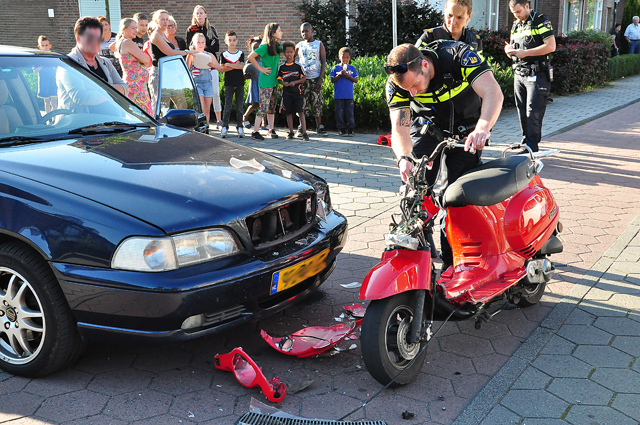 Auto schept scooter in Waalwijk