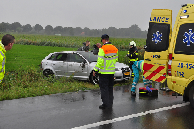 Auto over de kop op A59 bij Waalwijk