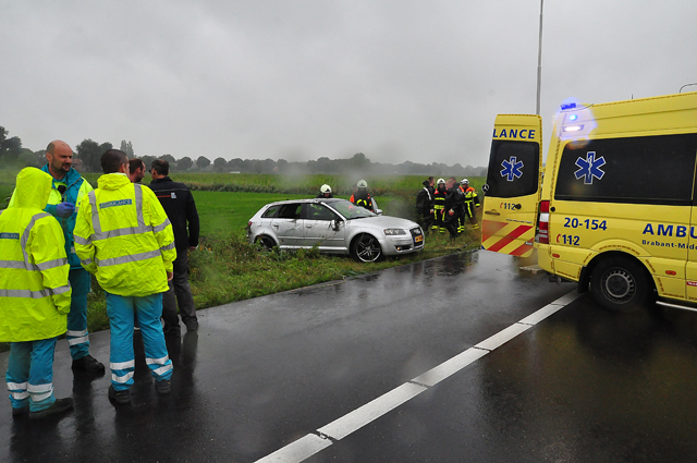Auto over de kop op A59 bij Waalwijk