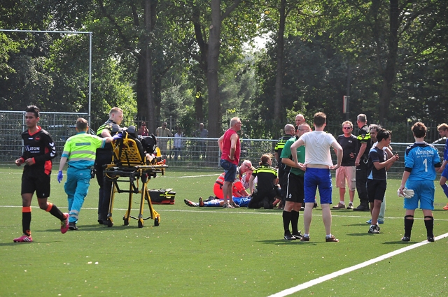 Voetballer knock-out; traumaheli landt op sportveld in Waalwijk