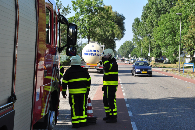 Tankwagen maakt sissend geluid aan de Industrieweg Waalwijk