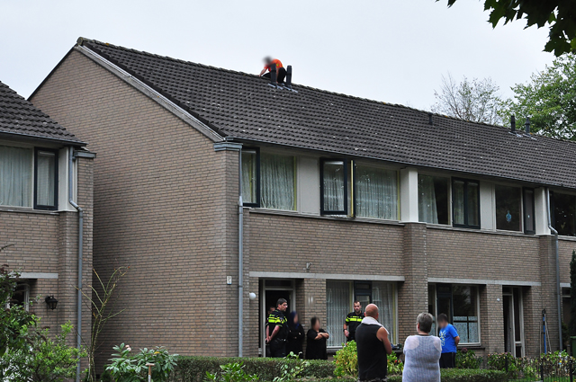 Verwarde man klimt op dak van woning in Waalwijk, hulpdiensten rukken massaal uit