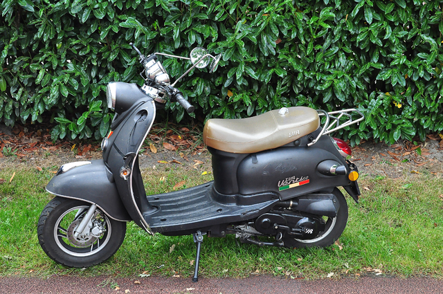 Jongen in Waalwijk gewond na botsing met scooter
