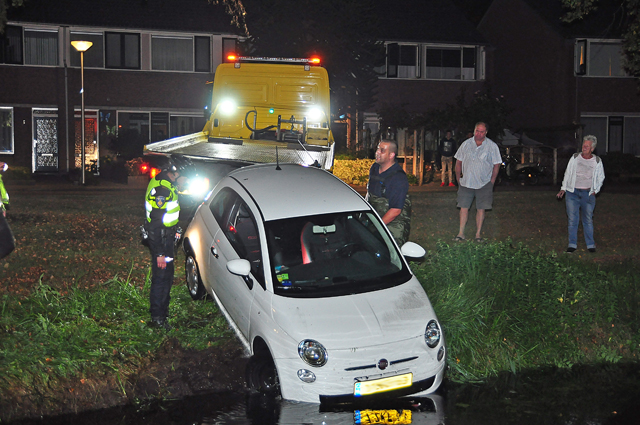 UPDATE: Dronken bestuurder rijdt sloot in aan de Eerste Zeine Waalwijk