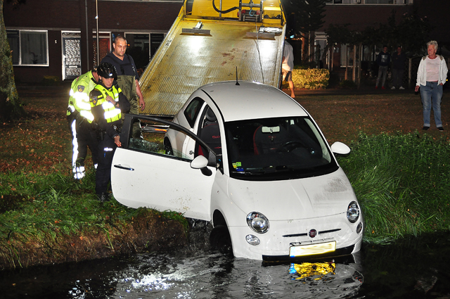 UPDATE: Dronken bestuurder rijdt sloot in aan de Eerste Zeine Waalwijk