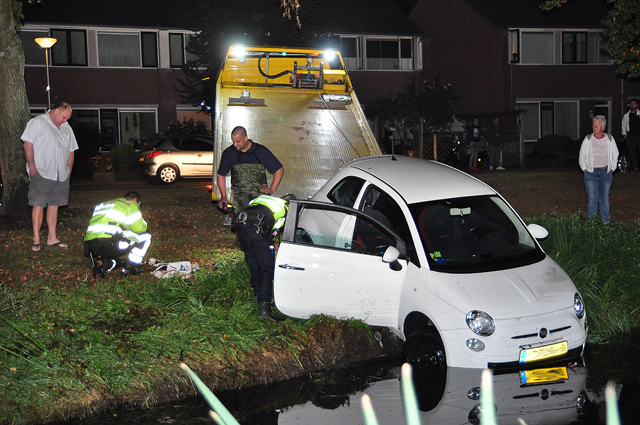 UPDATE: Dronken bestuurder rijdt sloot in aan de Eerste Zeine Waalwijk