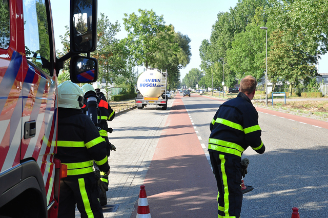 Tankwagen maakt sissend geluid aan de Industrieweg Waalwijk