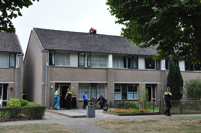 Verwarde man klimt op dak van woning in Waalwijk, hulpdiensten rukken massaal uit