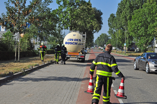 Tankwagen maakt sissend geluid aan de Industrieweg Waalwijk