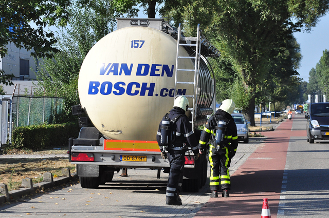 Tankwagen maakt sissend geluid aan de Industrieweg Waalwijk