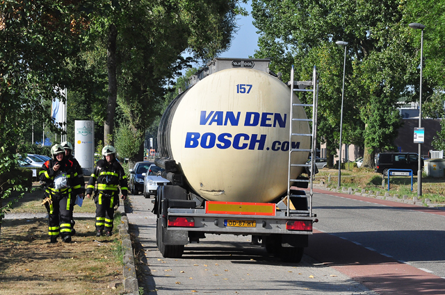 Tankwagen maakt sissend geluid aan de Industrieweg Waalwijk