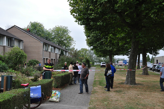 Verwarde man klimt op dak van woning in Waalwijk, hulpdiensten rukken massaal uit