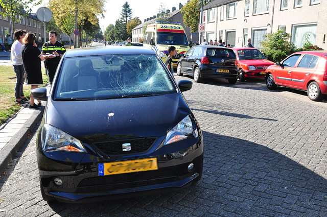 Meisje raakt gewond na aanrijding met auto aan de Prof. Nolenslaan Waalwijk