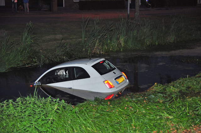 UPDATE: Dronken bestuurder rijdt sloot in aan de Eerste Zeine Waalwijk