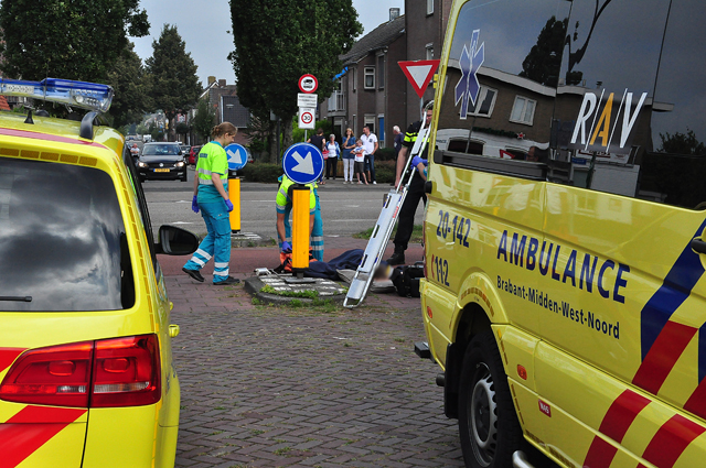 Jongen in Waalwijk gewond na botsing met scooter