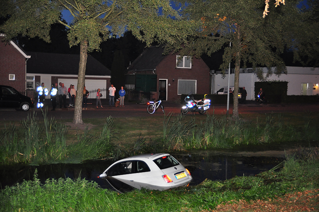 UPDATE: Dronken bestuurder rijdt sloot in aan de Eerste Zeine Waalwijk