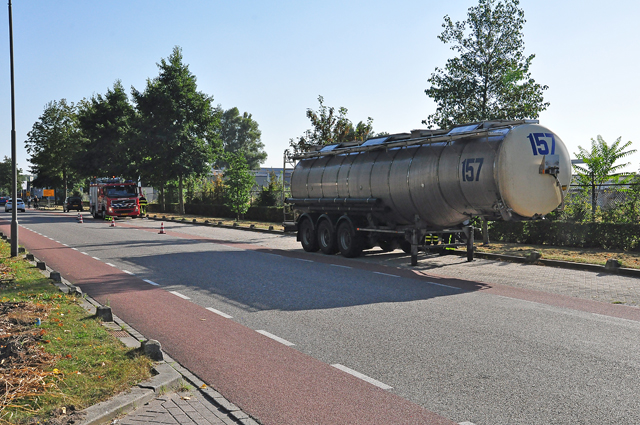 Tankwagen maakt sissend geluid aan de Industrieweg Waalwijk