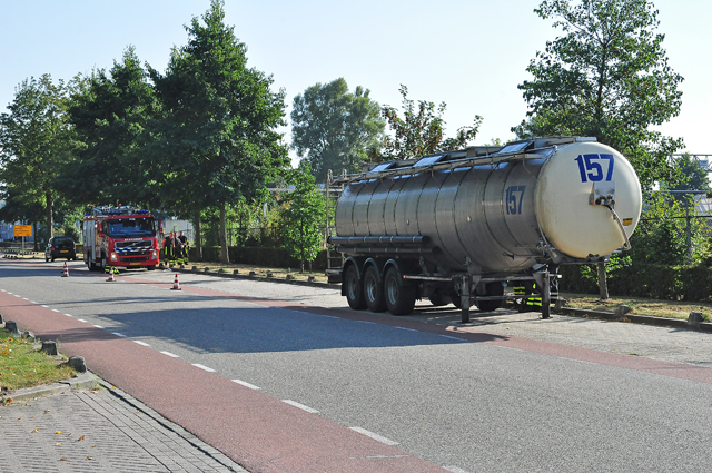 Tankwagen maakt sissend geluid aan de Industrieweg Waalwijk