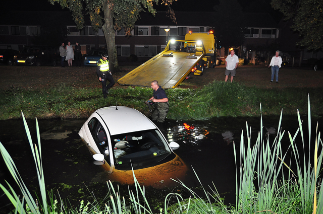 UPDATE: Dronken bestuurder rijdt sloot in aan de Eerste Zeine Waalwijk