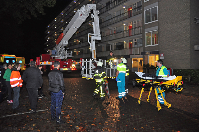 Hoogwerker brandweer wordt ingezet aan het Larixplein Waalwijk