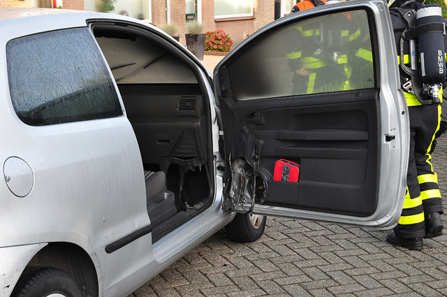Schade aan interieur van auto na brand aan de Prof. Nolenslaan Waalwijk