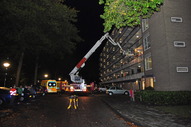 Hoogwerker brandweer wordt ingezet aan het Larixplein Waalwijk