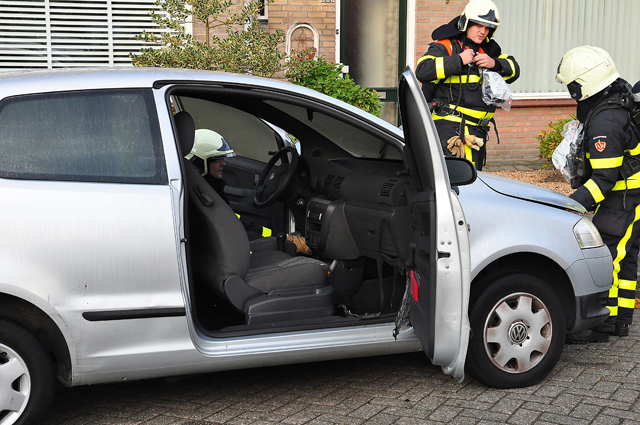 Schade aan interieur van auto na brand aan de Prof. Nolenslaan Waalwijk